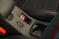 パーキングブレーキは電動式。スイッチはセンターコンソール上に配される。