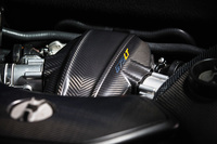 3.8リッターV8ツインターボエンジンについては、「650S」のものより最高出力を25ps、最大トルクを2.3kgmアップさせている。