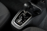 CVTについてはクラッチ制御を見直すことでアイドリングストップからの再始動時のショックを低減させるとともに、シフトダウンのマネジメントを変更し、中間加速時のレスポンスを高めている。