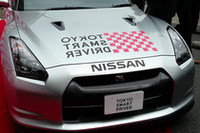 ボンネットのステッカーが反転しているのは、「ホメパト」の前を走るドライバーがルームミラーから見たとき、それとわかるようにだとか。「02（マルニターボ）」かい！