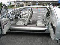 ハイ・ワイヤーは、両側観音開きドア