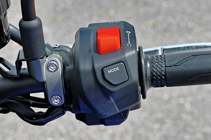 右スイッチボックスに備わる「MODE」ボタン。「ATモード」時には「D／D＋」というシフトプログラムの切り替え、「MTモード」時には「SPORT」「STREET」「RAIN」「CUSTOM」というライディングモードの切り替えに使用する。