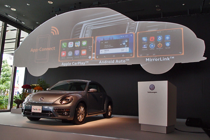 アップル社の「CarPlay」やグーグルの「Android Auto」が利用可能に。上部のスクリーンに映しだされているのは、その画面イメージ。