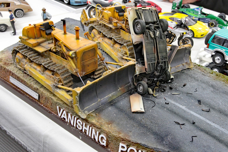 映画『バニシング・ポイント』の壮絶なラストシーンを再現した衝撃的なジオラマ。ブルドーザーに激突したのは、ご存じ1970年「ダッジ・チャレンジャーR/T」。