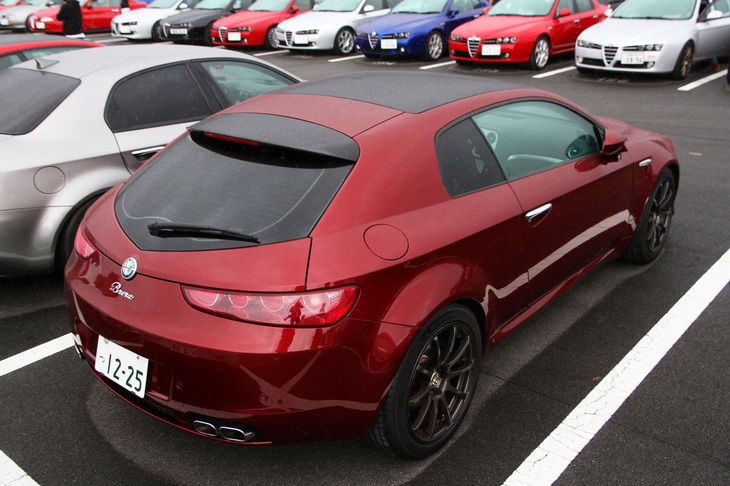 「GTV」の後継として2005年にデビューした「ブレラ」。ジウジアーロの手になるハッチバッククーペで、オープン版の「スパイダー」も存在したが短命に終わった。