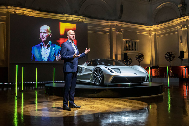 「エヴァイヤ」のデザインについて説明する、ロータスカーズのデザインディレクター、ラッセル・カー氏。