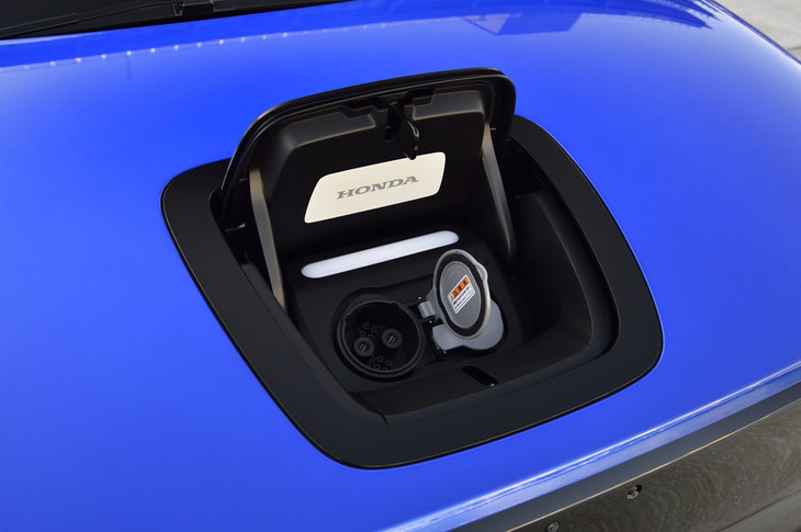 ボンネット先端部に備わるバッテリーの充電ソケット。左が急速充電用で右が普通充電用。写真は急速充電用カバーを開けた様子。