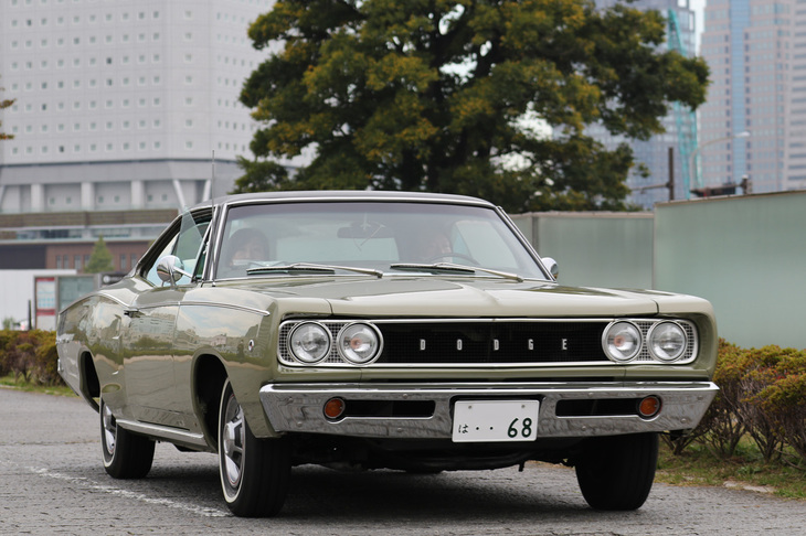 1968年「ダッジ・コロネット」。インターミディエートの2ドアハードトップ。中間サイズとはいえ全長は5.2m近く、全幅は1.9m以上。