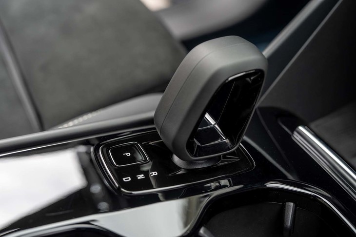 シフトはバイワイヤ式。リンク状にデザインされた特徴的なシフトノブが採用されている。