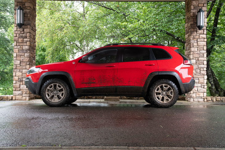 「チェロキー」といえば、オンロードでの快適性や普段使いでの機能性も重視した、SUV（などという呼び名は当時はなかったが）の先駆け的モデルだ。