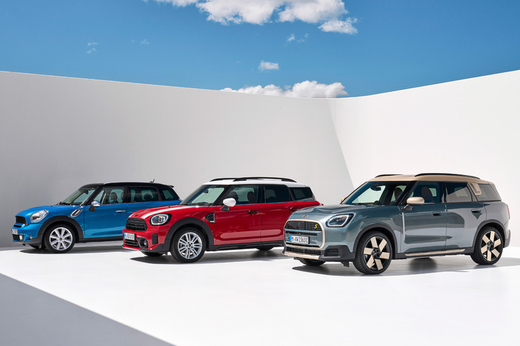写真向かって左奥から、初代「MINIクロスオーバー」、2代目MINIクロスオーバー、そして新型の「MINIカントリーマン」。