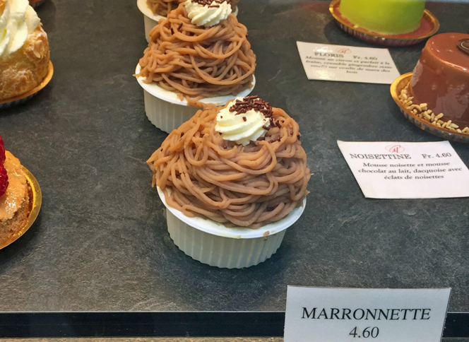 ヨーロッパで「モンブランケーキ」は日本ほどポピュラーではなく、あっても形状が違うことが多い。それに「Mont Blanc」と呼ばれているとは限らない。ここジュネーブのものも「マロネット」という名前だが、形状は奇跡的に、日本のものに極めて近い。価格は4.6フラン（520円ほど）。