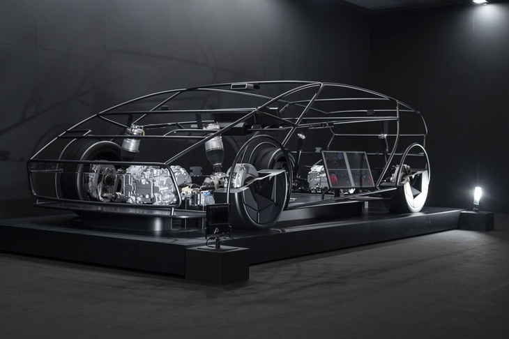 再びセダンのモックアップ。足まわりにエアサスを使っていることがわかる。