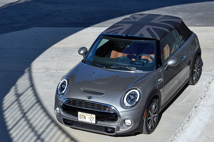 ユニオンジャック仕様のソフトトップが採用された「MINIクーパーS コンバーチブル」。