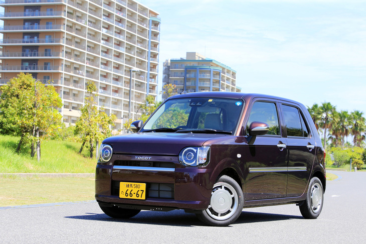 従来の女性向けモデルとは一線を画し、徹底して“素”の魅力にこだわり、シンプルさを追求。無理なく、不安なく、自然体でいられるクルマを目指した。広告では大人になった「ちびまる子ちゃん」の世界が表現されている。