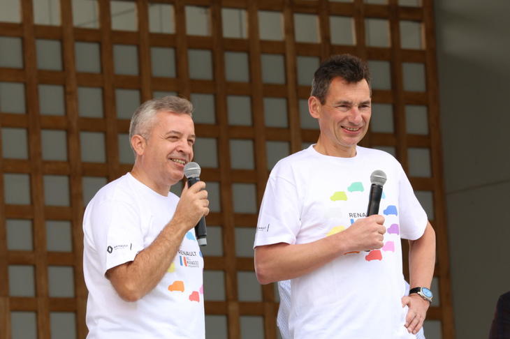 10周年のスペシャルゲストとして登場したフィリップ・カイエットさん（写真右）は、ルノーの小型商用車担当プログラムダイレクターを務める人物。つまり、カングー・プロジェクトの総責任者だ。会場内を散策し、それぞれオーナーの色に染められた個性豊かな「カングー」を見て、大喜びしていたそうだ。