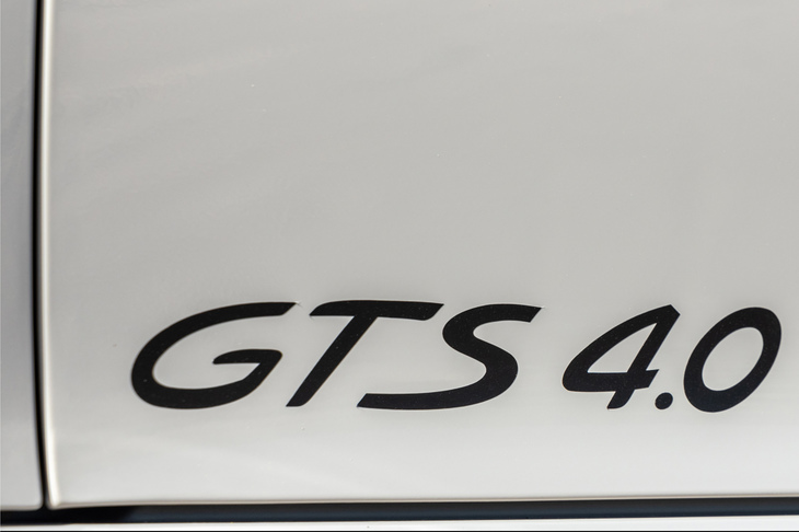 ボディーサイドを飾る「GTS 4.0」のロゴ。新型GTSは、4リッター自然吸気エンジンの採用がトピックとなっている。