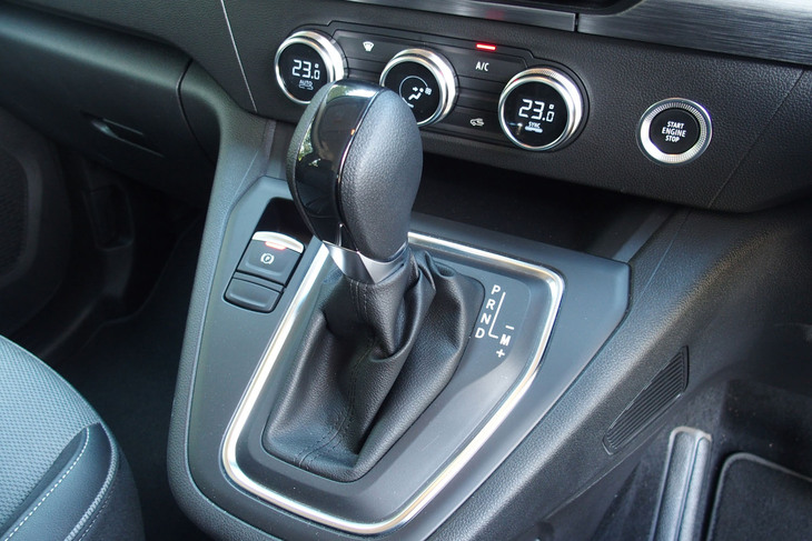ダッシュボードから突き出るようにデザインされたセンターコンソールに、オーソドックスなレバー式のシフトセレクターを配置。トランスミッションは7段DCTの「7EDC」と呼ばれるもの。