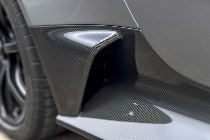 ヴァンテージGT12ロードスター（ボディーサイドのエアインテーク）