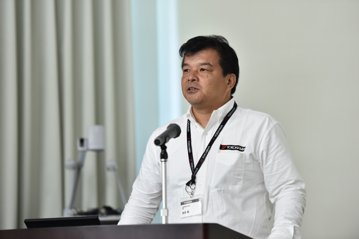 アドバンの歴史やブランドの特徴について説明する、横浜ゴム 消費財製品企画部の政友 毅部長。
