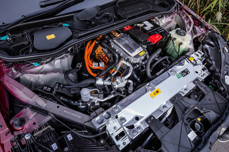 フロントフードを開けた様子。エンジンはもちろん搭載されていないが、12Vの鉛バッテリーやさまざまな電装パーツがぎっしりと配置されている。メンテナンスなどのためにユーザーがボンネットを開ける必要はないため、フードは固定式となっている。