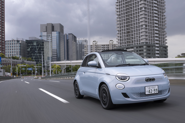 「フィアット500e」は駆動用リチウムイオンバッテリーの容量は42kWhとソコソコだが、電費のよさが際立っている。