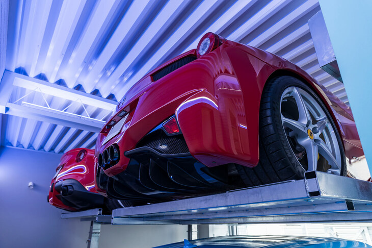 パレット後端の輪留めは適切な高さが保たれており、リアディフューザーに干渉しない。