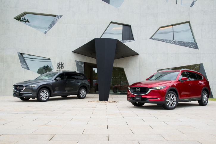 「マツダCX-8 XD Lパッケージ」（右）と「XDプロアクティブ」（左）。
