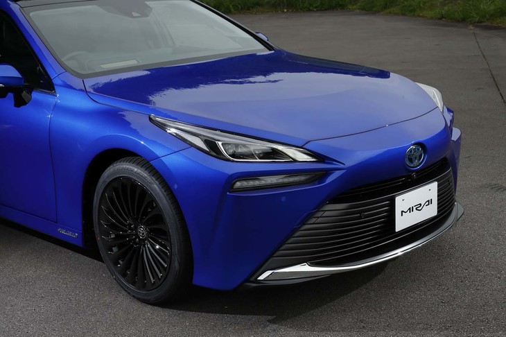 ワイド＆ローのイメージが強調されたフロントまわり。上下2段に分かれた切れ長のランプも目を引く。