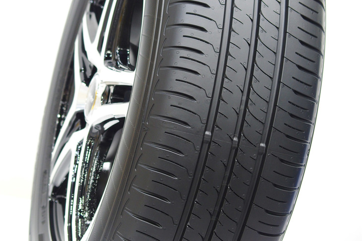 ダンロップの「エナセーブ ネクストIII」は、「水素添加ポリマー」と「セルロースナノファイバー」を用いた初のタイヤとして登場。195/65R15の1サイズみがラインナップされている。