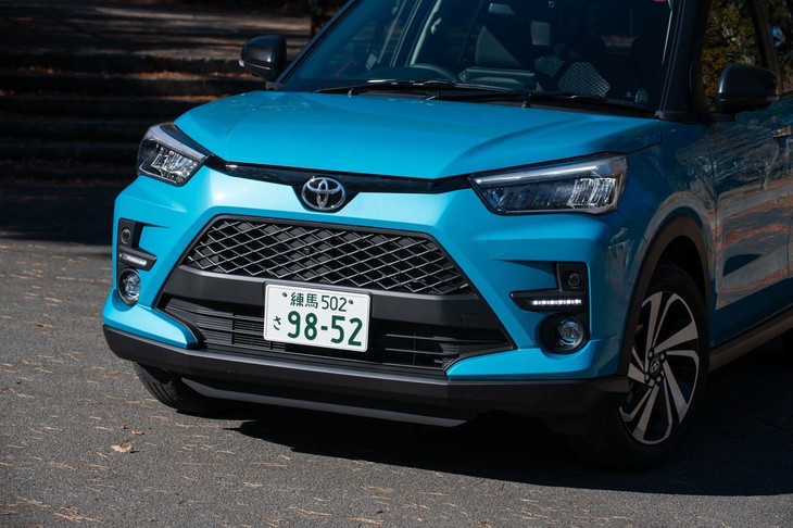 トヨタがダイハツからOEM供給を受けて販売する「ライズ」。姉妹車の「ロッキー」が六角形のフロントグリルを採用するのに対し、ライズは台形のグリルとなる。