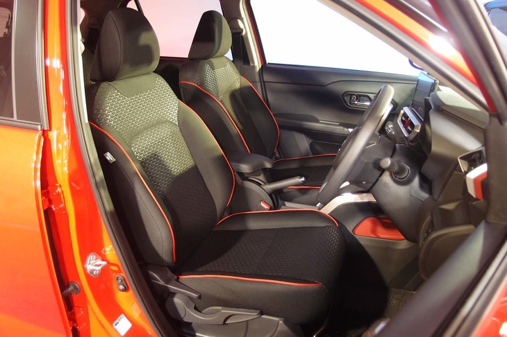 ダイハツ・ロッキーG（フロントシート）