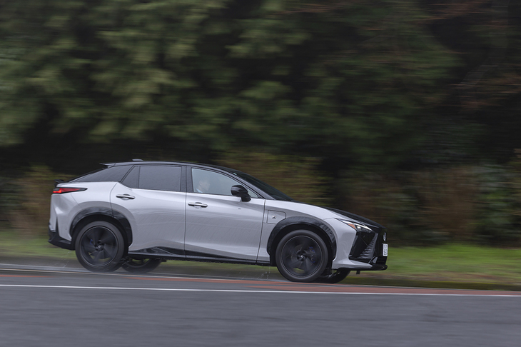 【レクサスRZ550e“Fスポーツ”のスペック】
	ボディーサイズ：全長×全幅×全高＝4805×1895×1635mm／ホイールベース：2850mm／車重：2140kg／駆動方式：4WD／モーター：交流同期電動機／フロントモーター最高出力：227PS（167kW）／フロントモーター最大トルク：268N・m（27.3kgf・m）／リアモーター最高出力：227PS（167kW）／リアモーター最大トルク：268N・m（27.3kgf・m）／システム最高出力：408PS（300kW）／タイヤ：（前）235/50R20 104V XL／（後）255/45R20 104V XL（ダンロップSPスポーツマックス060）／一充電走行距離：582km（WLTCモード）／価格：950万円
	
	【取材時の燃費データ】
	テスト距離：256.4km（市街地1：高速道路7：山岳路2）／消費電力量：--kWh／参考電力消費率：6.4km/kWh