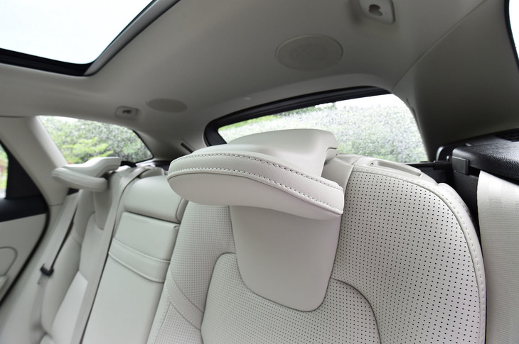 後部左右席のヘッドレストは、ワンタッチで折り畳み可能。ドライバーの後方視界を広げることができる。