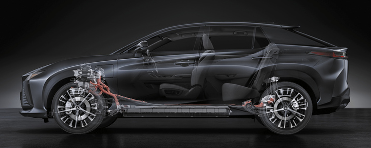 「レクサスRZ」の透視図。駆動用リチウムイオンバッテリーは薄型で、床に広く敷き詰められている。容量は71.4kWh。