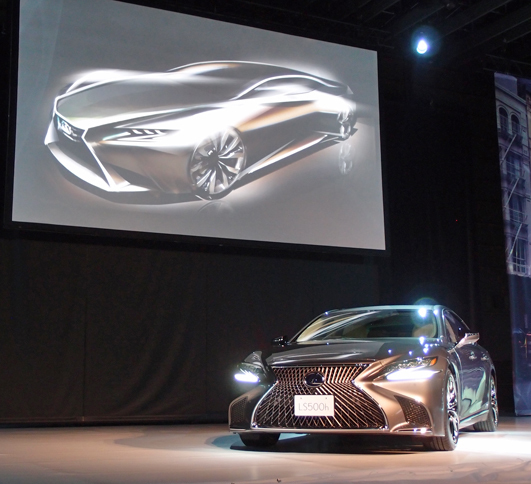 「レクサスLS500h」と、披露会で紹介された、開発時のデザインイメージ。