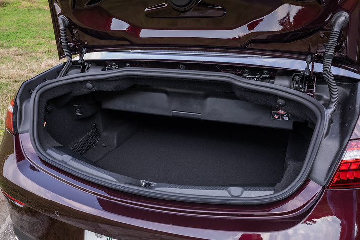 ソフトトップクローズ時の荷室容量は360リッター、同オープン時（写真）は285リッター。後席の背もたれは50：50の分割可倒式で、長尺物の収容も可能になっている。