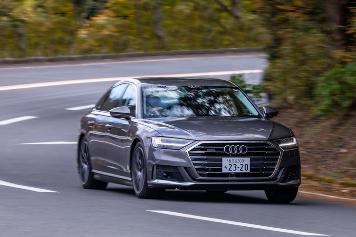 「プレディクティブアクティブサスペンション」をオフにしたコーナリングフォーム。通常のサスペンションと同様に、Gがかかるアウト側は縮んでいる。