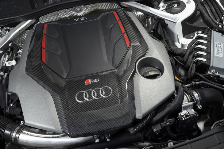 「RS 5クーペ」に搭載される最高出力450PS、最大トルク600N・mの2.9リッターV6ツインターボエンジン。カーボン製のエンジンカバーは「カーボンスタイリングパッケージ」に含まれるアイテム。