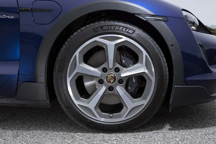 5本スポークの20インチオフロードデザインホイールはオプション。タイヤは「ミシュラン・パイロットスポーツ4」が組み合わされていた。