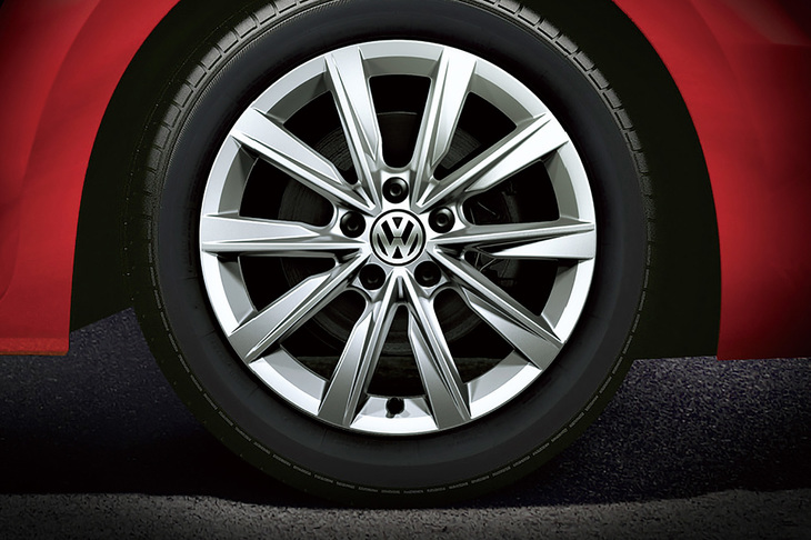 「ザ・ビートル デザインマイスター」の専用17インチアルミホイール。