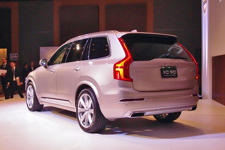 リアビュー。他のボルボ車にも見られる、縦型のリアコンビランプが採用される。