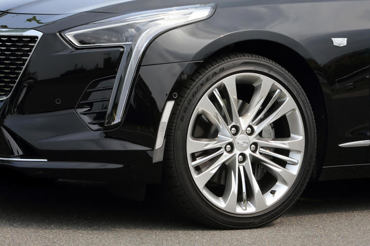 足まわりについては大きな変更はアナウンスされていない。タイヤサイズは245/40R20で、サスペンションには磁性流体ダンパーが装備される。