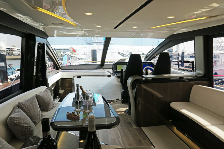 レクサスLY650（キャビン）