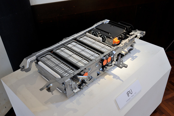 「オデッセイ ハイブリッド」に搭載されるリチウムイオンバッテリー。1列目シートの床下に収められている。