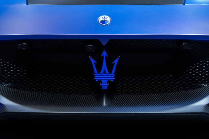 マセラティGT2ストラダーレ（フロントエンブレム）