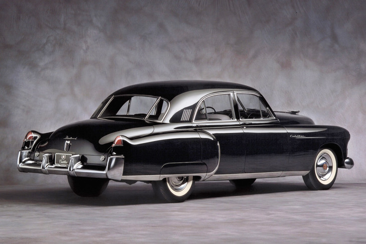1948年モデルの「キャデラック・フリートウッド シックスティー スペシャル」。テールランプが装備されたリアフェンダー後端の突起が、テールフィンの源流となった。
