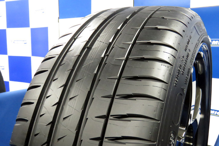 「パイロットスポーツ4」のトレッドパターン。