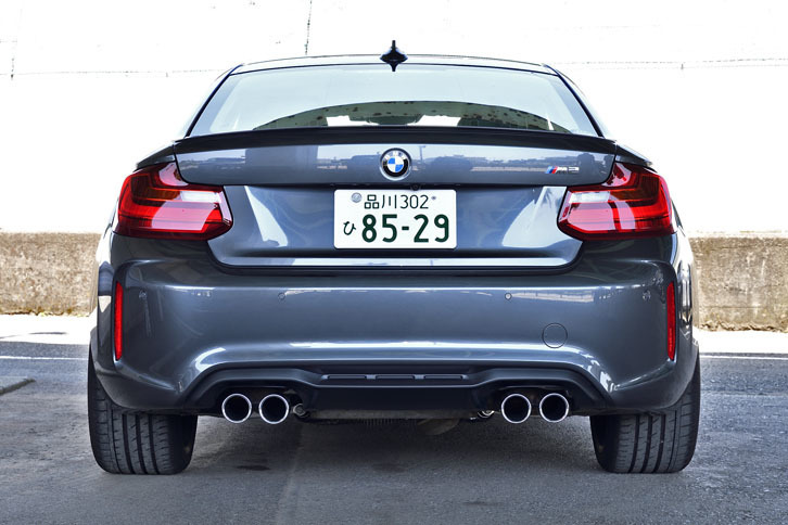 トランクリッドには“ガーニーフラップ”が装着されている。車体の空気抵抗係数（Cd値）は0.35。