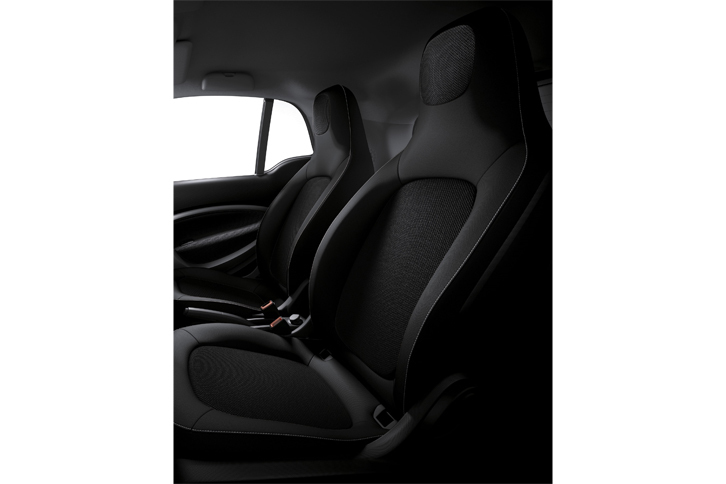 「スマート・フォーツー エディション2」の室内。内装色はブラック。シート表皮はファブリック。「ラリーレッド」と「クリスタルホワイト」の外装色と組み合わされる。
